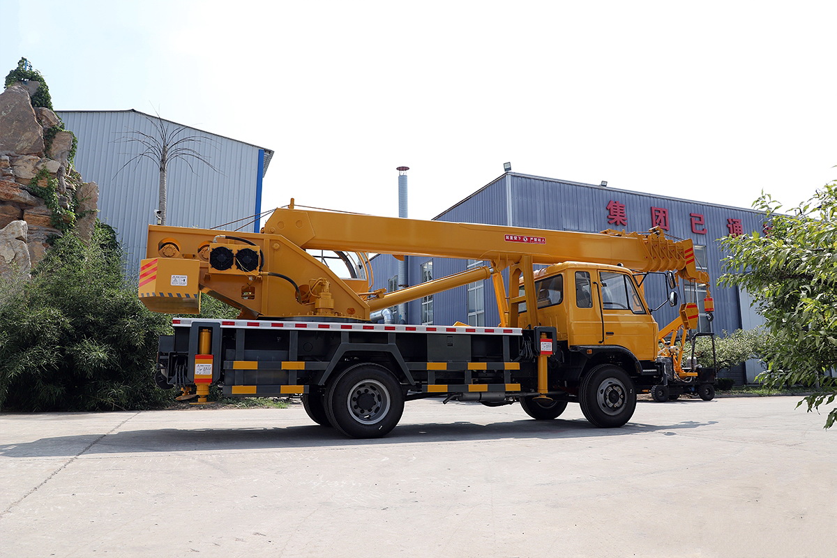 QY12T東風(fēng)吊車