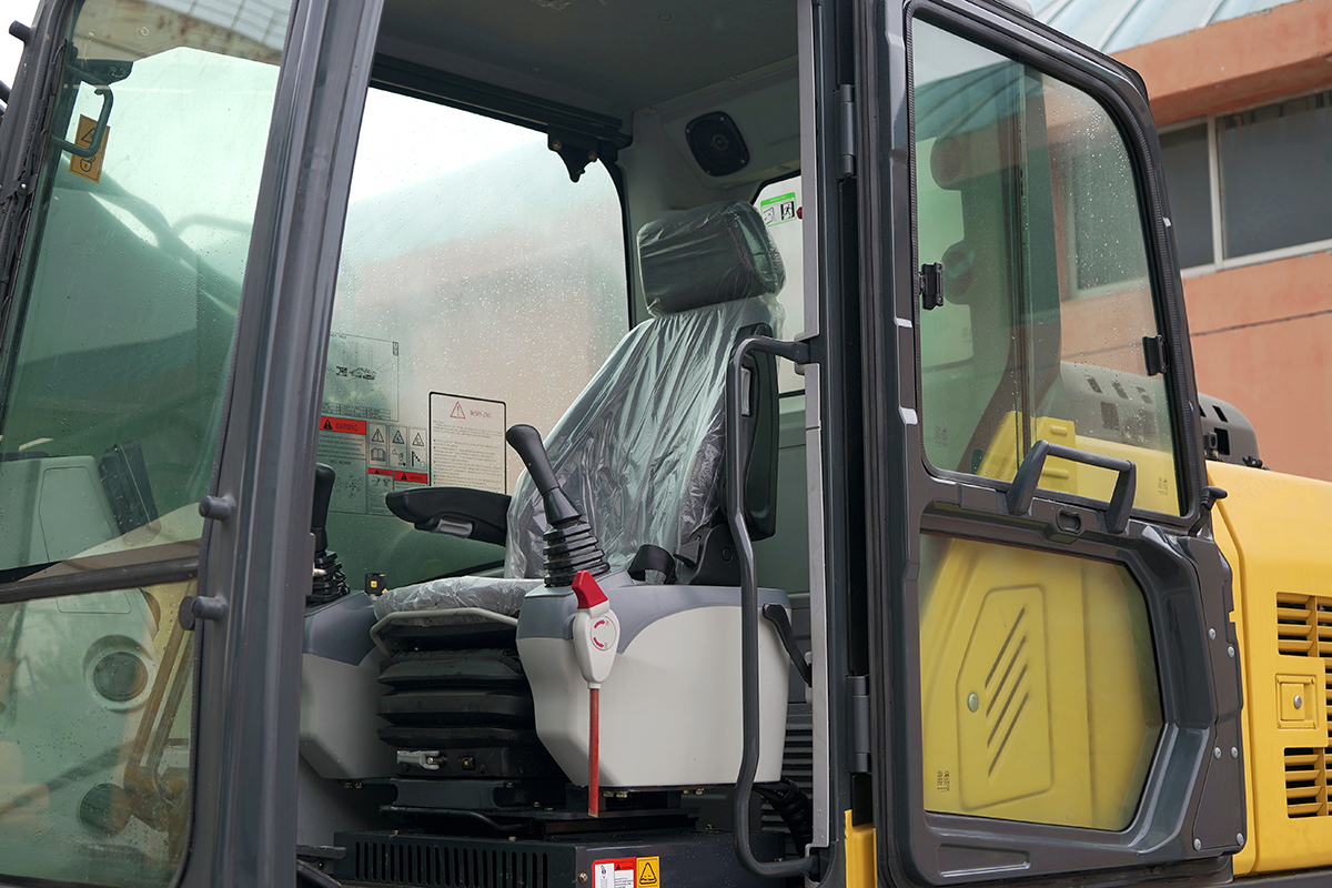 HW-220履帶中大型挖掘機